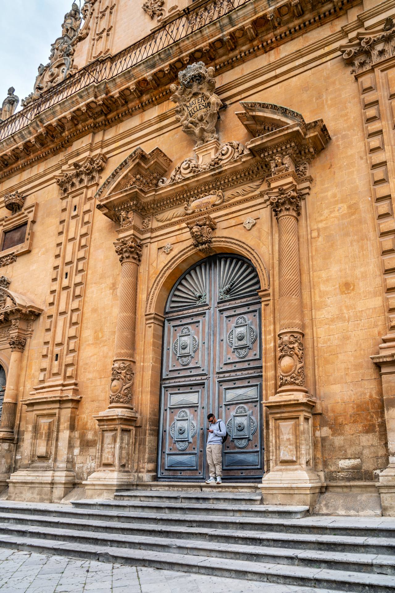 Portal des Duomo di San Pietro Apostolo